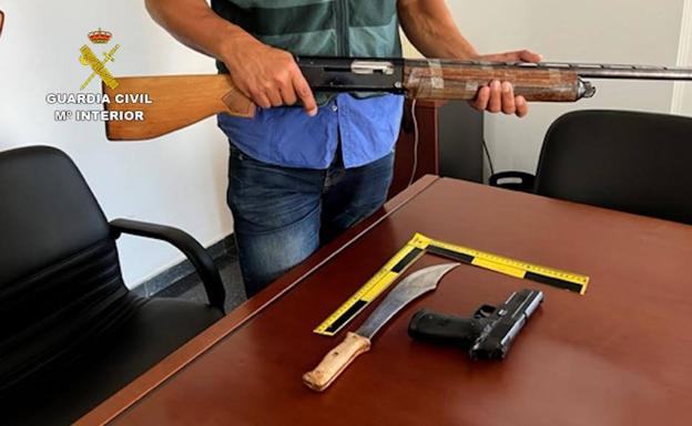 Dos detenidos y dos investigados tras robar en Cubillos del Sil un machete, una escopeta y una pistola lúdico deportiva