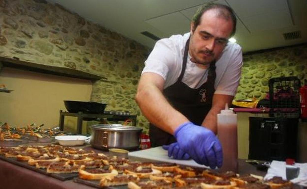 Imagen de archivo del acto de inauguración de unas Jornadas Gastronómicas del Bierzo.