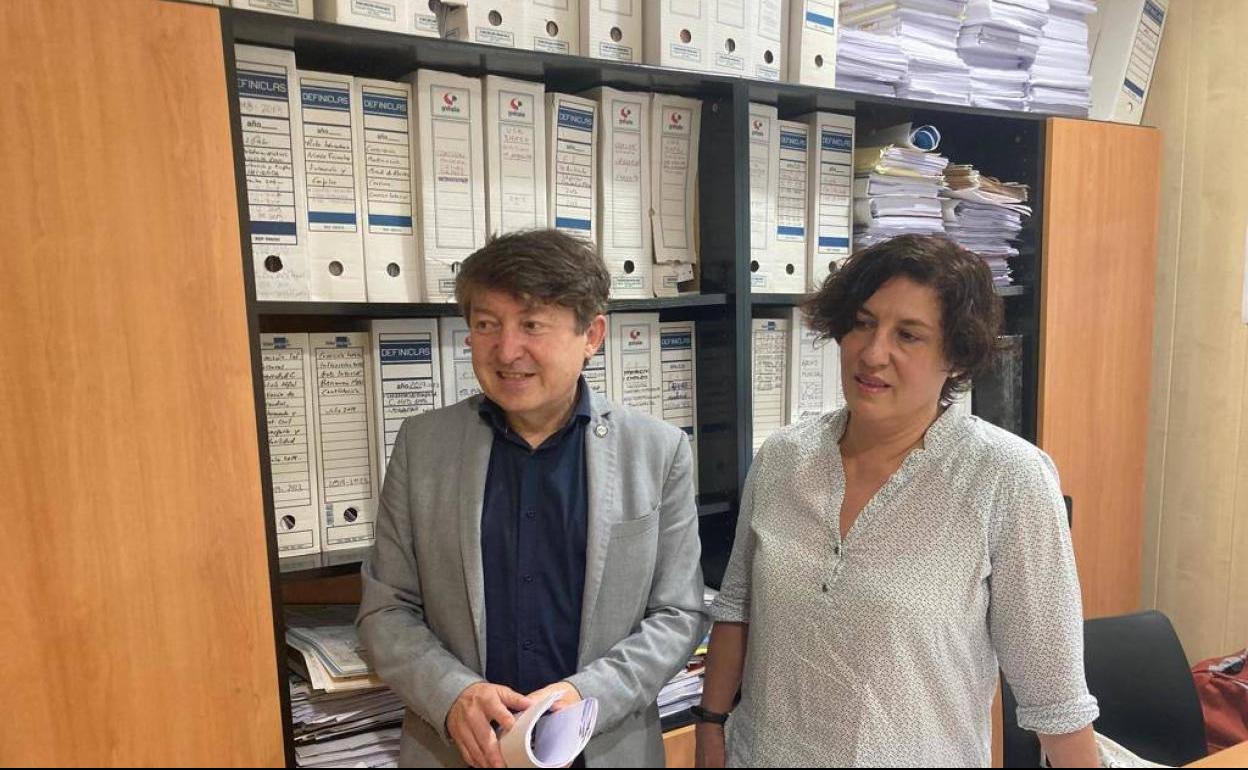 Los concejales de USE Bierzo Samuel Folgueral y Cristina López.