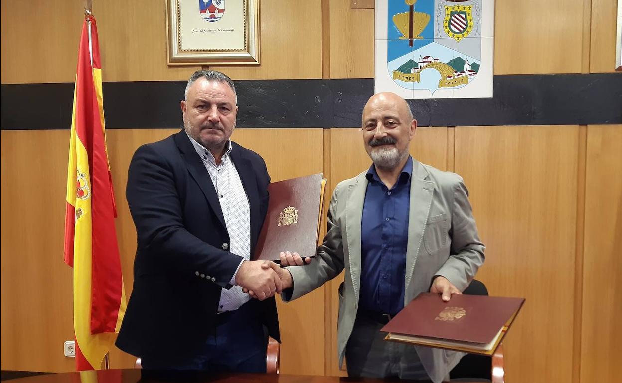 Firma del convenio entre Diputación y CHMS.