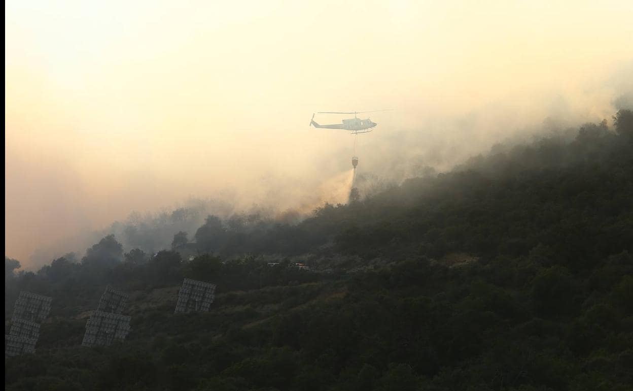 Imagen de las labores de extinción del incendio en Otero de Naraguantes, en Fabero.