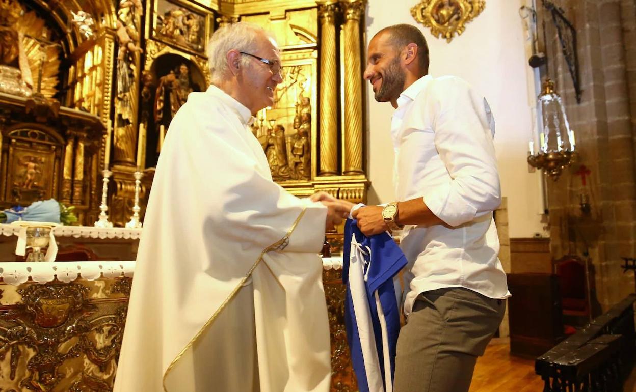 El capitán de la Deportiva fue el encargado de realizar la tradicional ofrenda a la patrona.