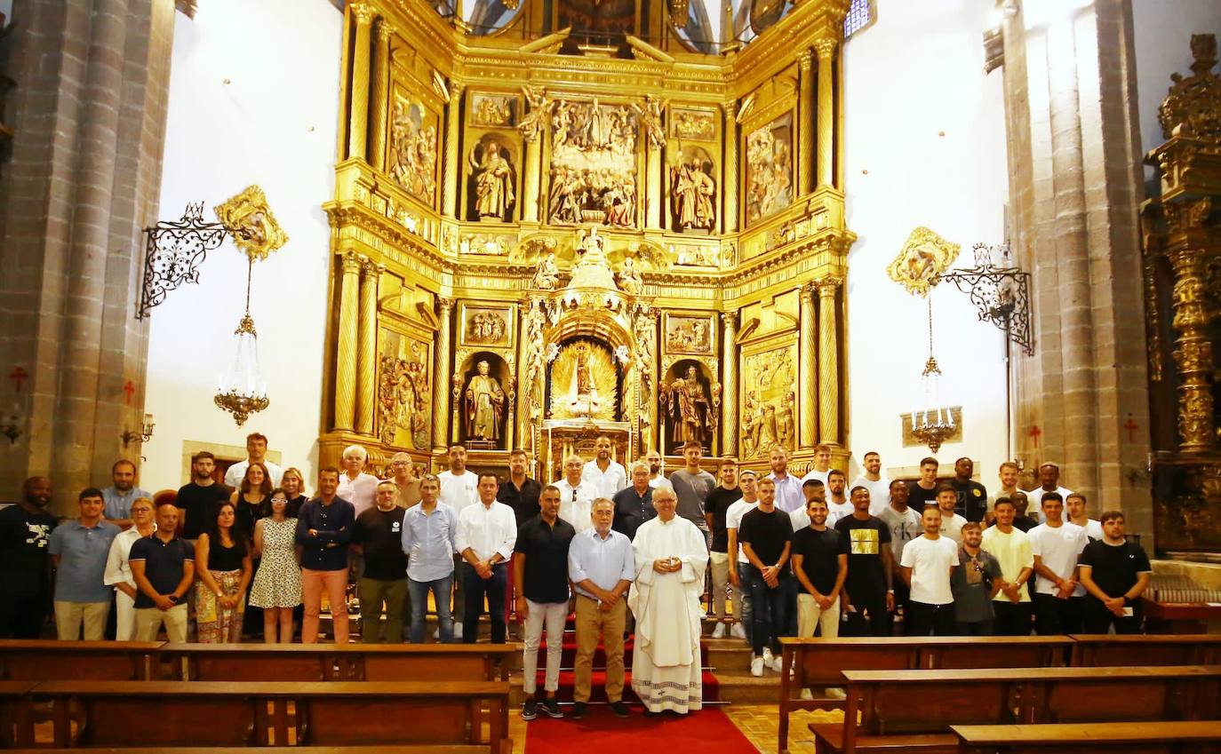 La Ponferradina realizó su tracional ofrenda a la Virgen de la Encina. 