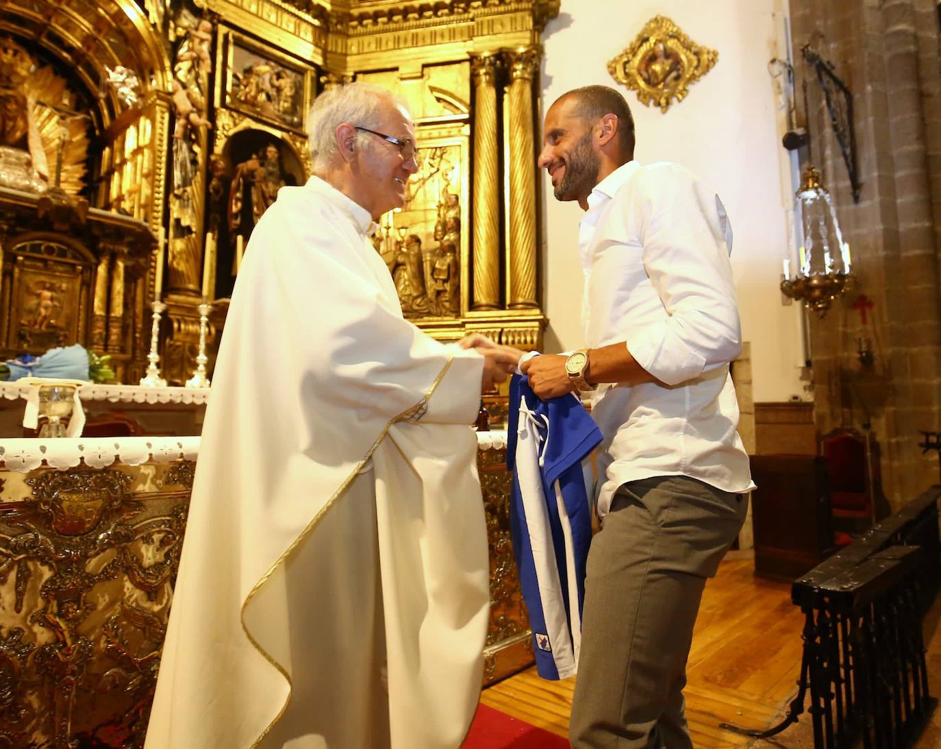 La Ponferradina realizó su tracional ofrenda a la Virgen de la Encina. 