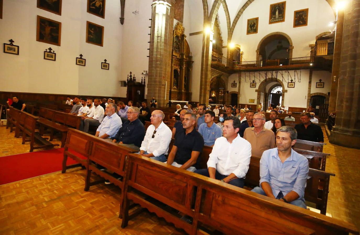 La Ponferradina realizó su tracional ofrenda a la Virgen de la Encina. 