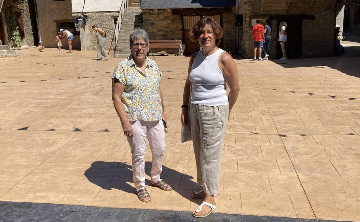 La pedánea de Bouzas junto a la concejala de USE Bierzo, Cristina López Voces, en la remodelada plaza del Juego de Bolos. 