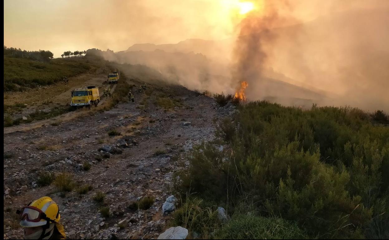 Las brigadas trabajan en el incendio de Igüeña.