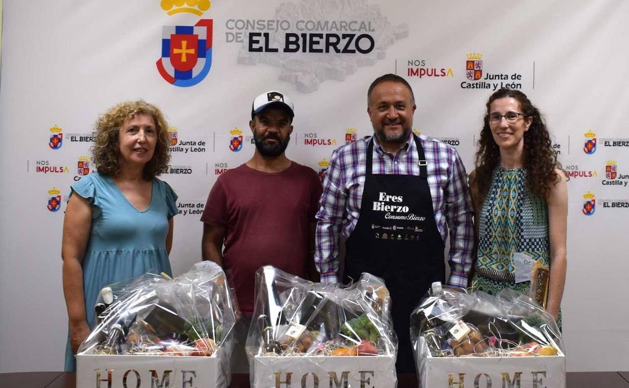 Imagen de la entrega de las cestas con productos del Bierzo.