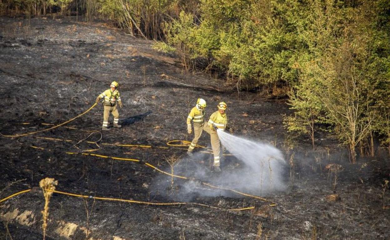 Imagen del incendio declarado en la localidad de Igueña. 