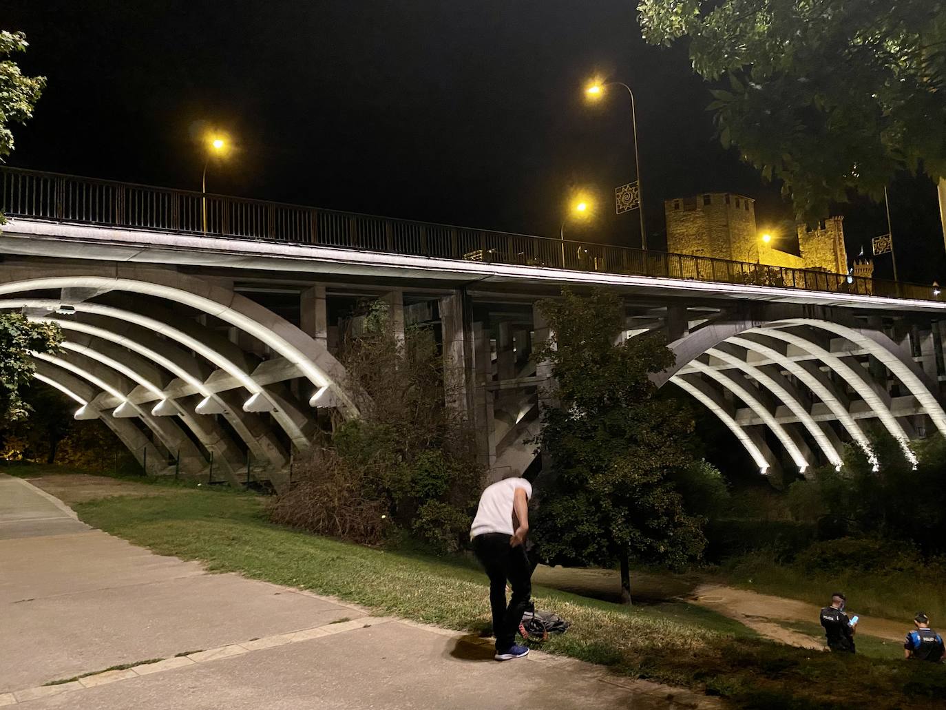 Fotos: El puente García Ojeda estrena alumbrado