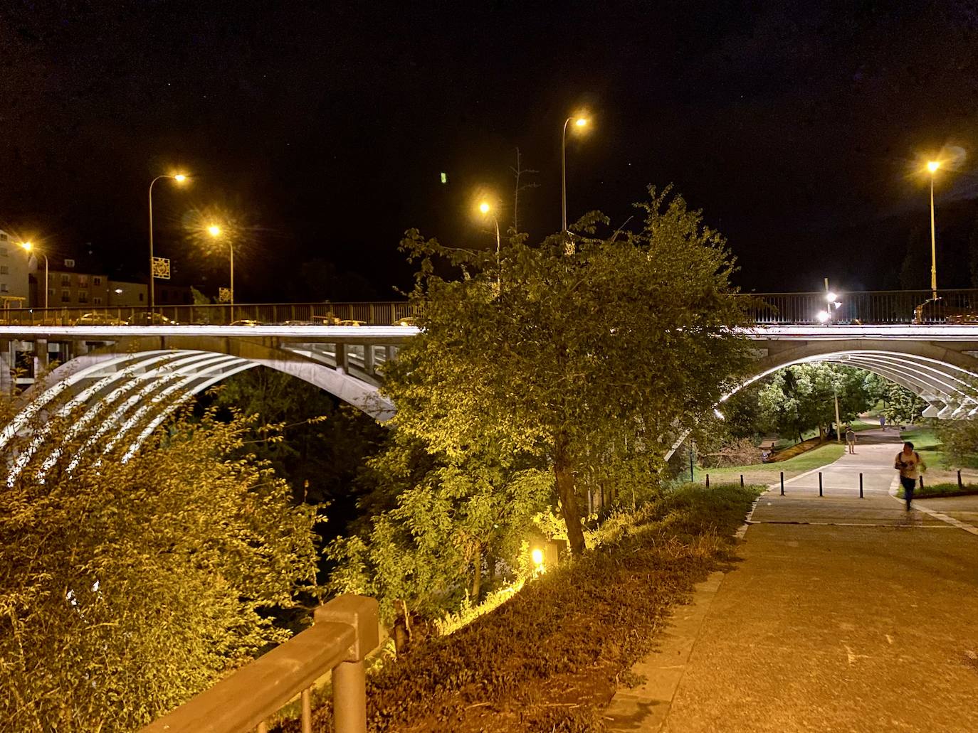 Fotos: El puente García Ojeda estrena alumbrado