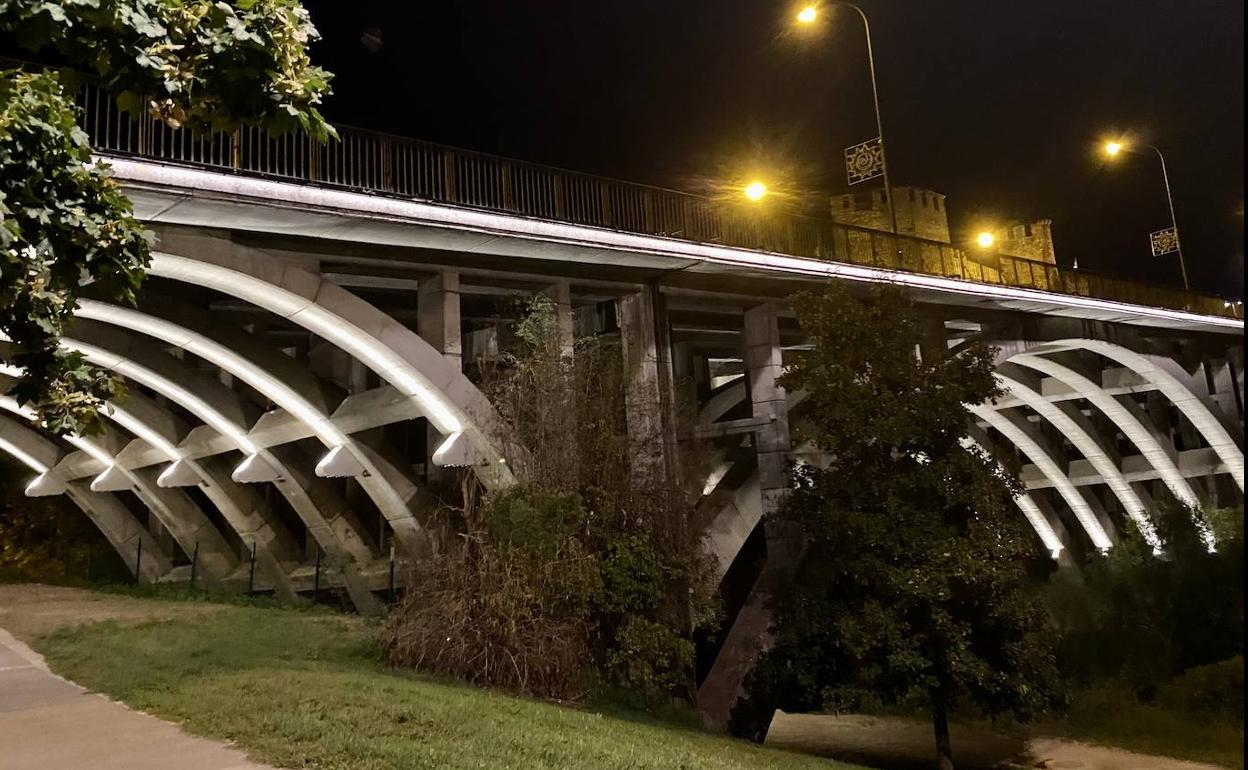 Nueva iluminación en el puente García Ojeda de Ponferrada.