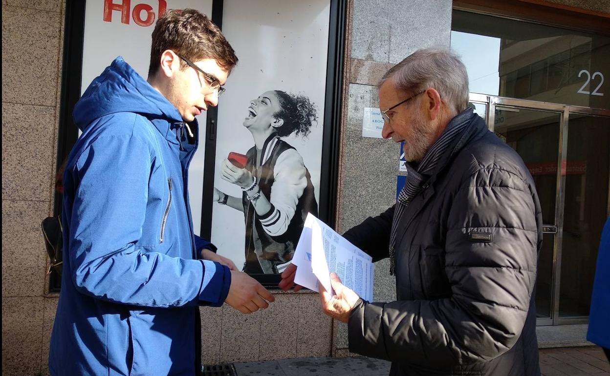 El portavoz municipal del PRB, Tarsicio Carballo, reparte octavillas en la plaza de Lazúrtegui de Ponferrada.