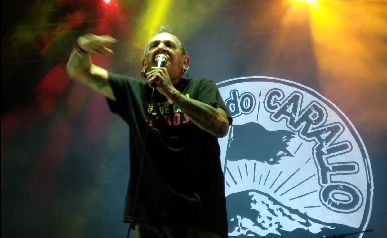 Evaristo Páramos y su Tropa do Carallo calentaron el ambiente en el Auditorio Municipal de Ponferrada en el primer concierto de las Noches de la Encina.