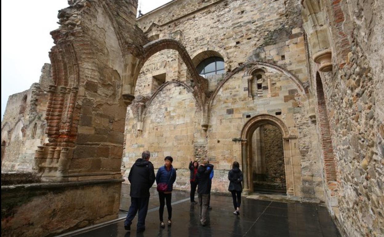 Turistas en el monasterio de Carracedo. 