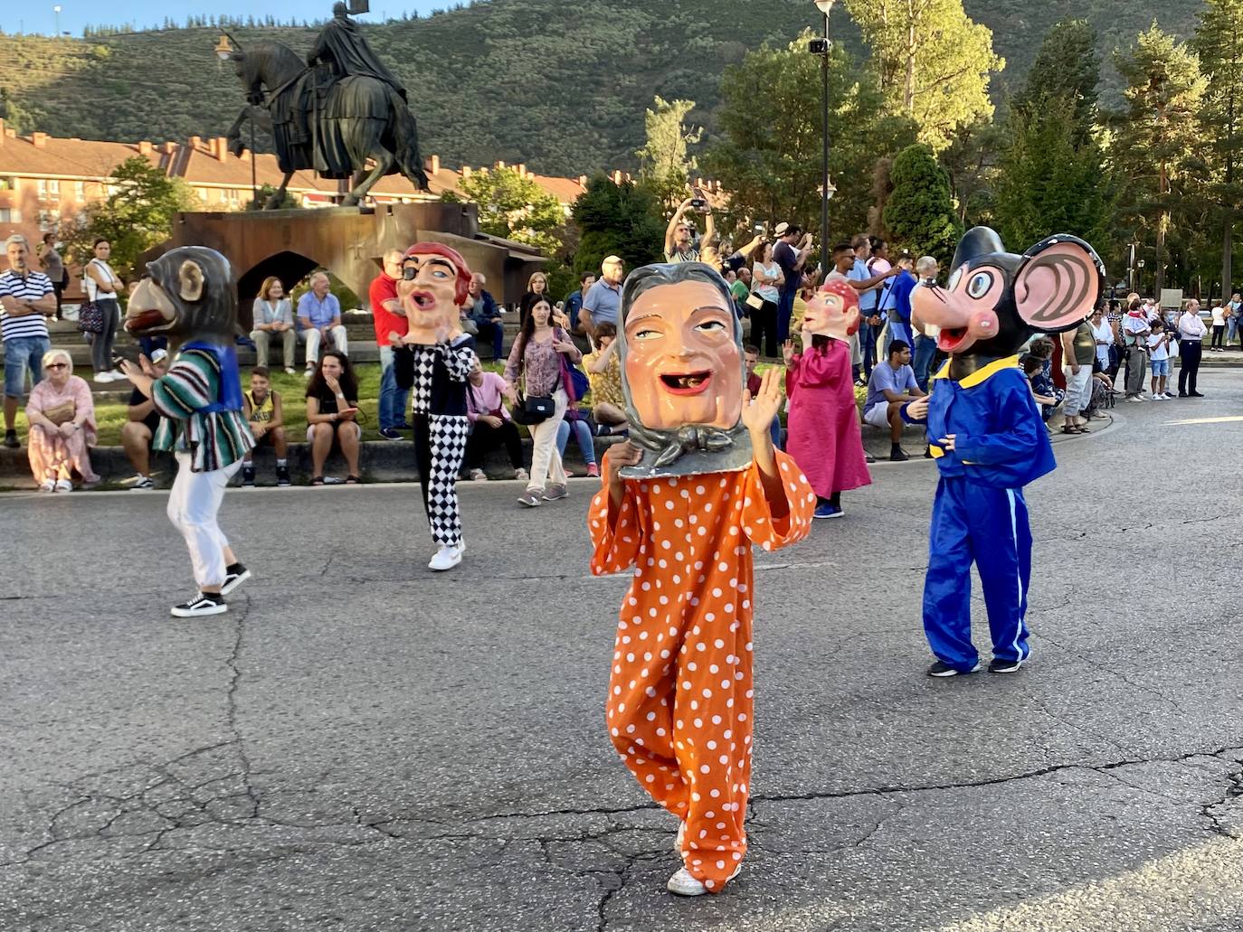 Fotos: Desfile de carrozas en las fiestas de la Encina