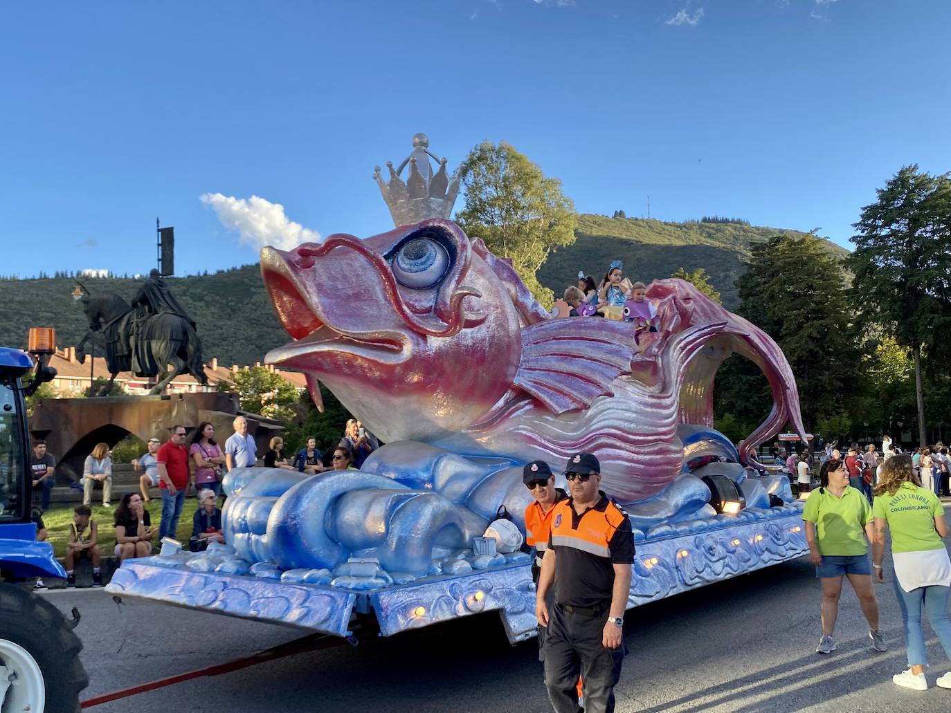 Fotos: Desfile de carrozas en las fiestas de la Encina