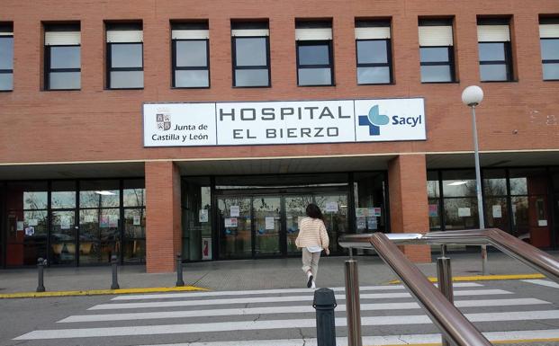 El consejero de Sanidad anuncia que la Junta tomará «medidas extraordinarias» para solucionar el colapso y la falta de médicos en el Hospital del Bierzo