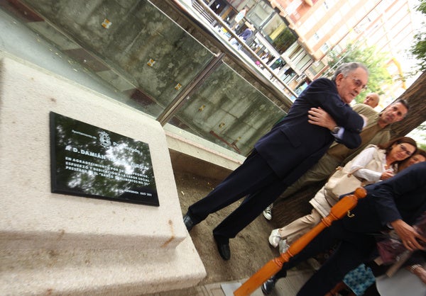 Inauguración de la placa en homenaje al presidente del Banco de Alimentos del Sil, Damián Tascón.