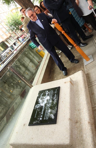 Inauguración de la placa en homenaje al presidente del Banco de Alimentos del Sil, Damián Tascón.