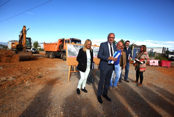 El alcalde de Ponferrada, en el inicio de las obras de acondicionamiento de los viales del polígono de la Llanada.