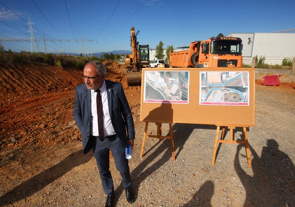 El alcalde de Ponferrada, en el inicio de las obras de acondicionamiento de los viales del polígono de la Llanada.