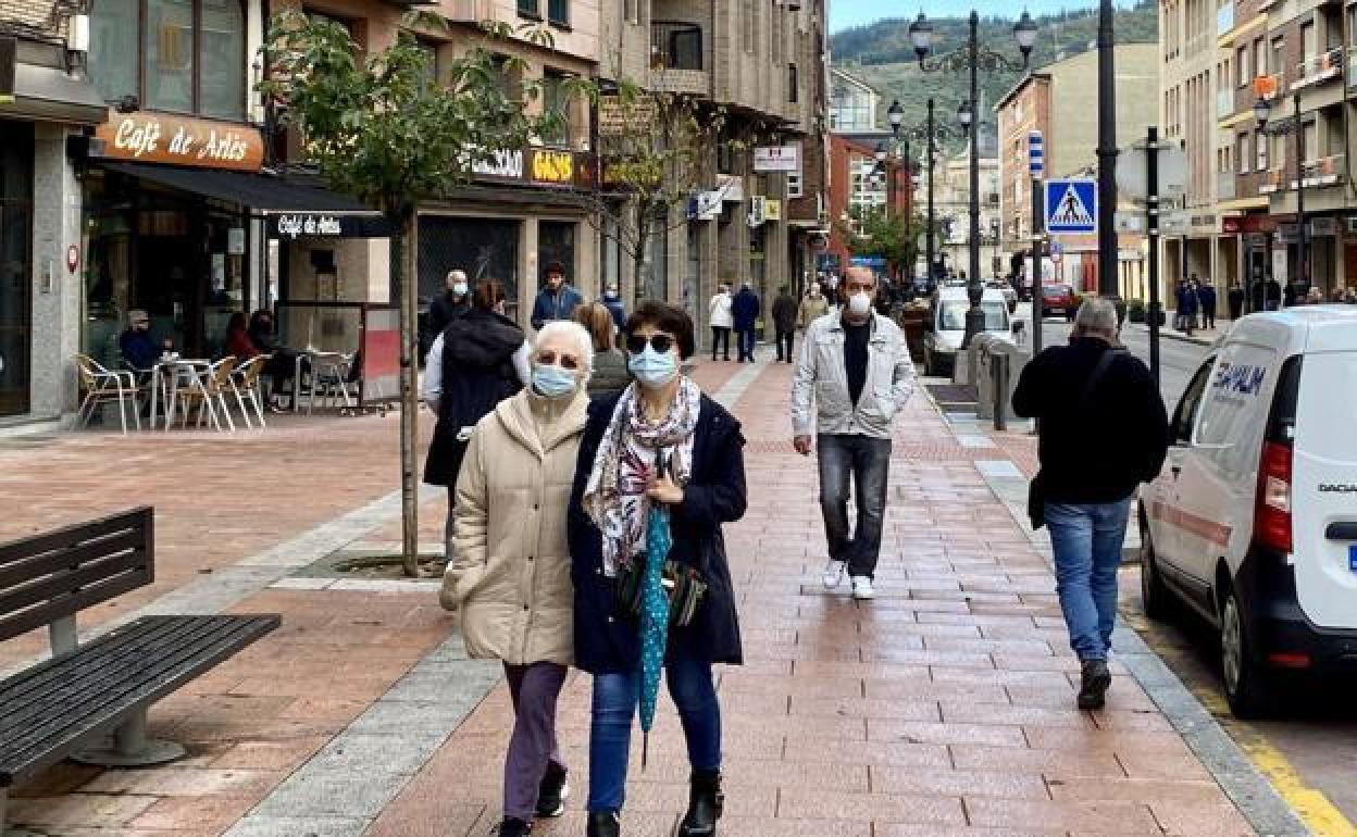 Ciudadanos caminando por una calle de Ponferrada.