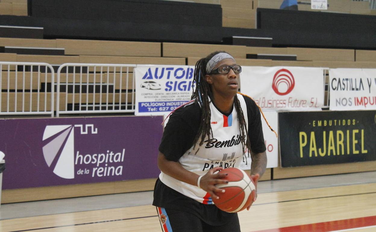 Vanessa Austin ya con la ropa de entrenamiento del Bembibre. 