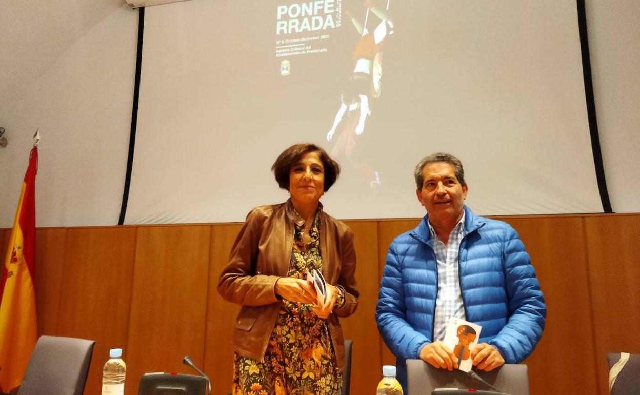 La concejala de Cultura y el director del Teatro Bergidum presentaron el programa. 