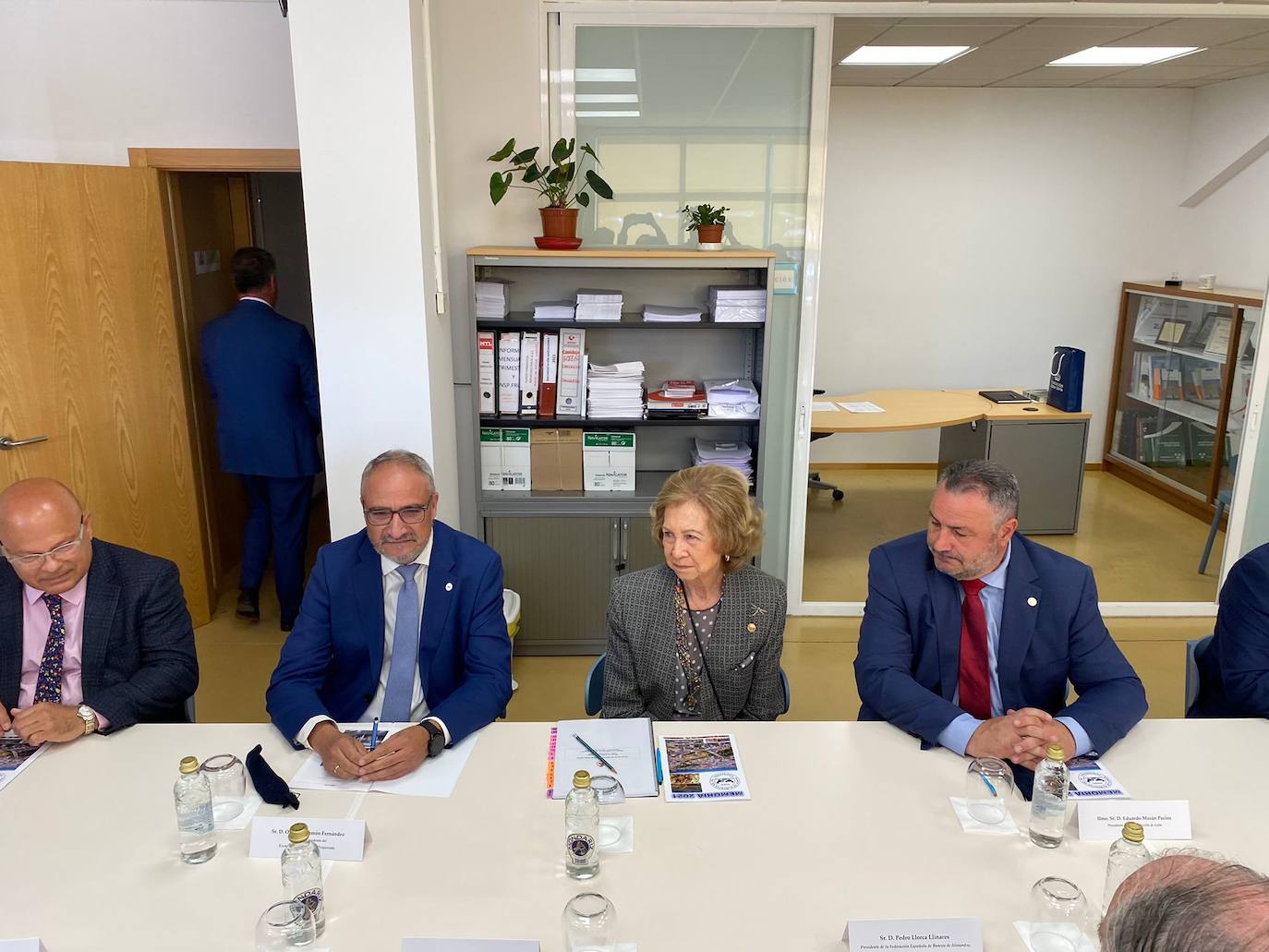 La reina emérita Doña Sofía visita el Banco de Alimentos del Sil en Ponferrada.