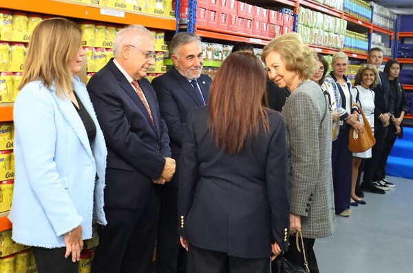 La reina emérita Doña Sofía visita el Banco de Alimentos del Sil en Ponferrada.