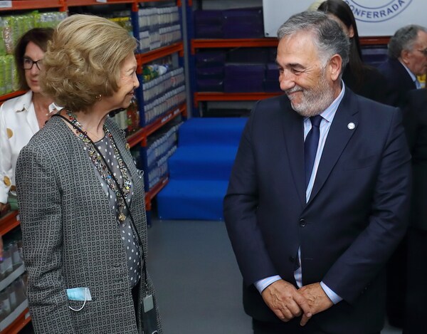 La reina emérita Doña Sofía visita el Banco de Alimentos del Sil en Ponferrada. 