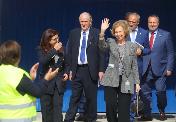 La reina emérita Doña Sofía visita el Banco de Alimentos del Sil en Ponferrada. 