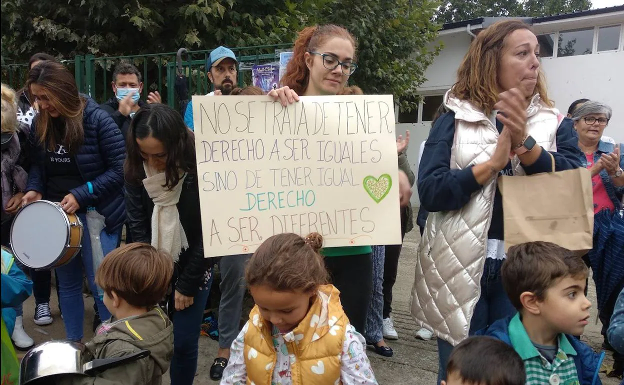Protesta de padres y alumnos del colegio San Andrés de La Borreca para exigir personalde apoyo para la pequeña Valeria. 