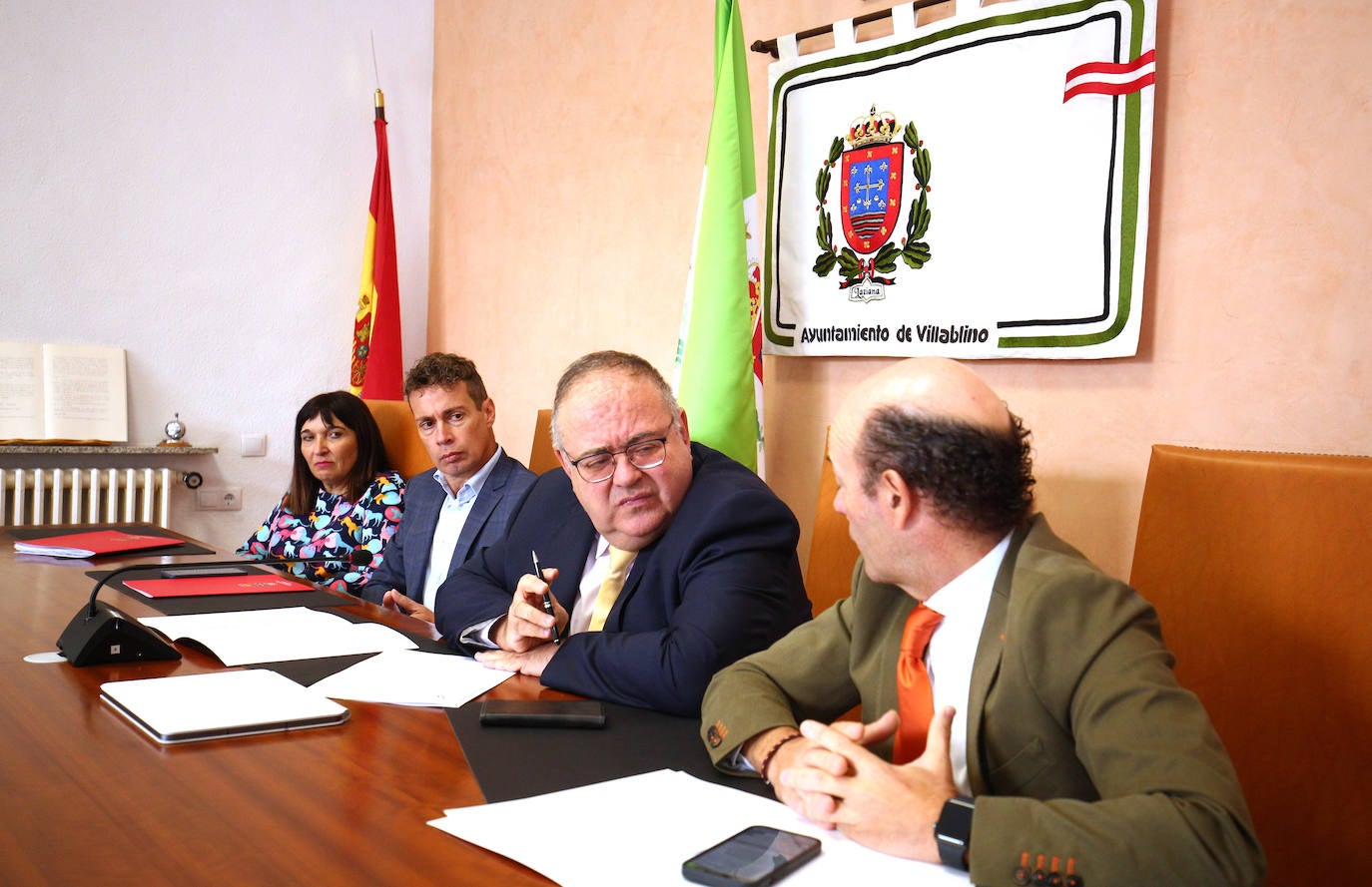 Fotos: Reunión del consejero de Sanidad con la corporación municipal de Villablino