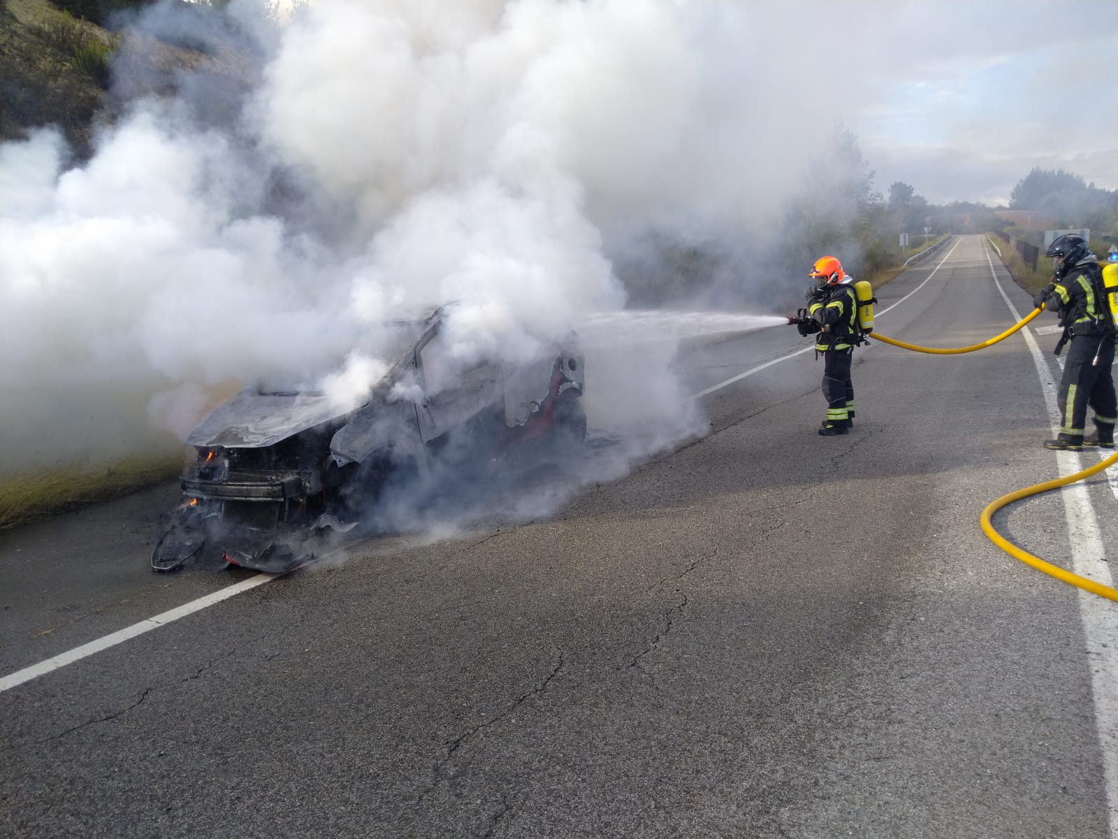Los extintores cedidos por un camionero ayudaron a sofocar las llamas que se originaban en el turismo pasadas las 17.00 horas de este martes en el kilómetro 12 de la CL 631.