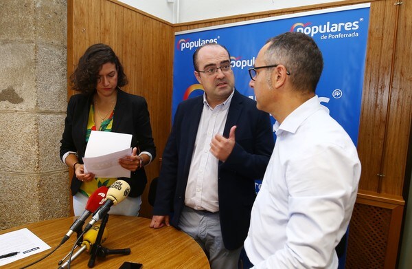 El portavoz municipal del PP, Marco Morala, conversa con los ediles Lidia Coca y Carlos Cortina.