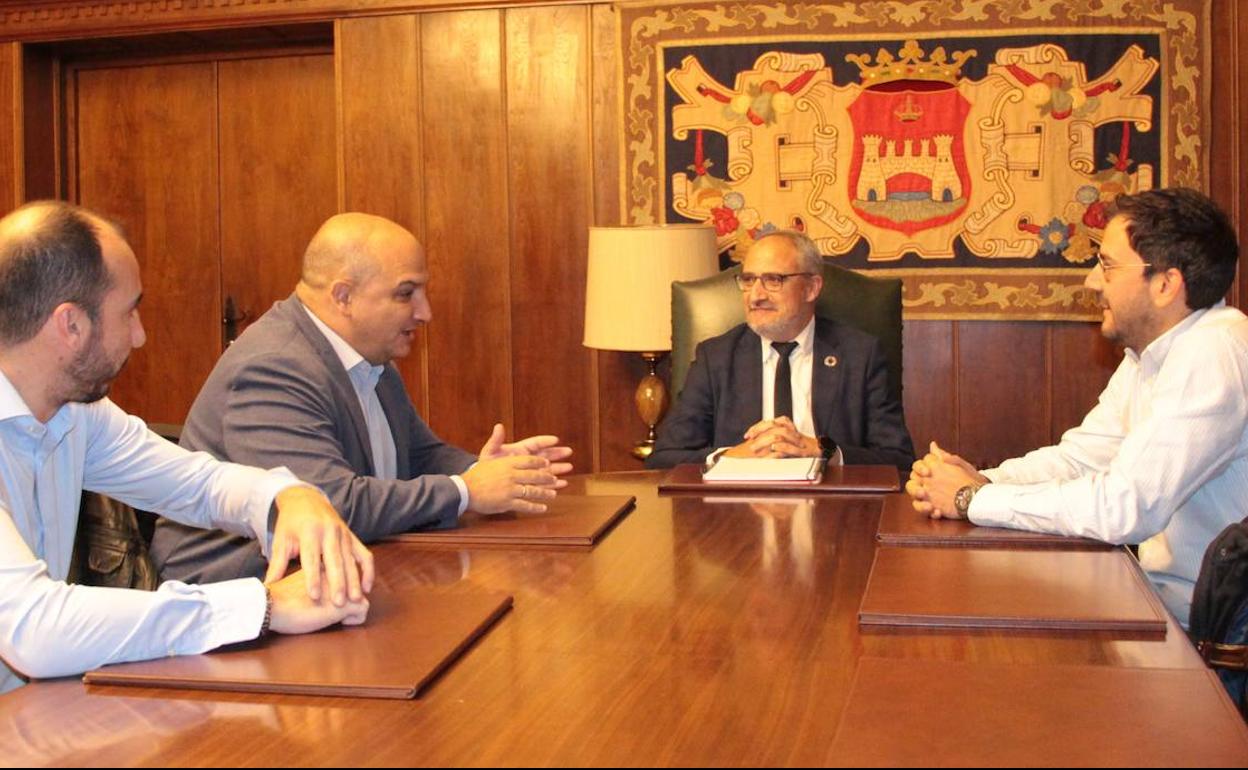 Imagen de la reunión del alcalde con representantes de Capital Energy.