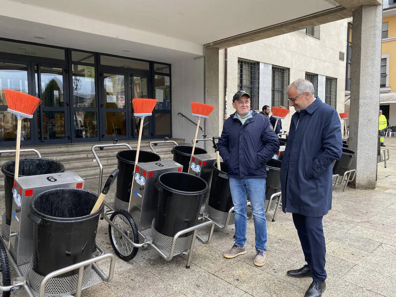 Fotos: Nuevos carritos de la limpieza en Ponferrada