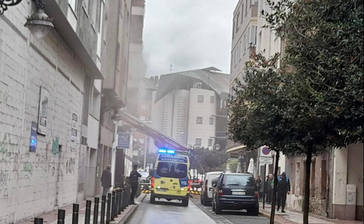 El denso humo del incendio inundó la calle.