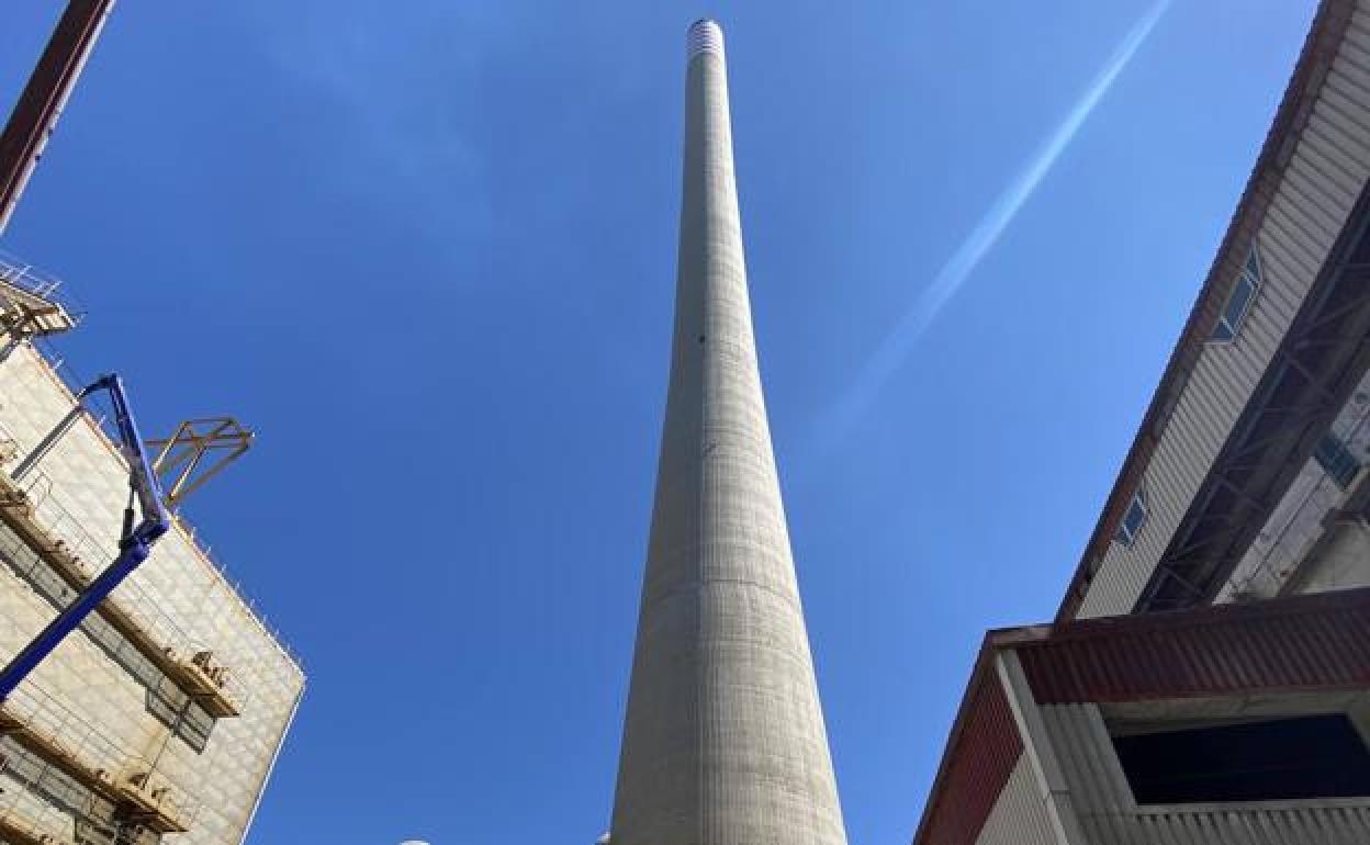 Imagen de una de las chimeneas de la central de Compostilla II. 