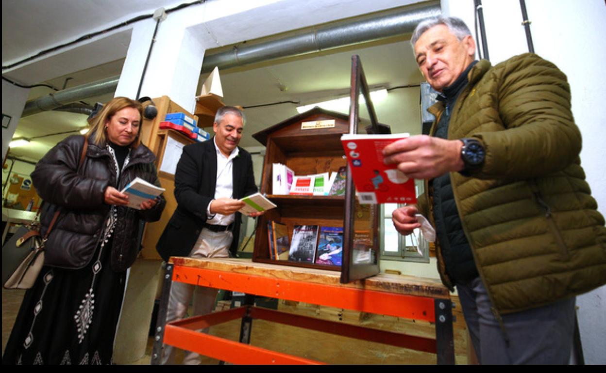 El director general de Asprona Bierzo, Valentín Barrio (C), junto al coordinador de proyectos de A Plena Cultura, Santiago Asenjo (D), y la presidenta del Instituto de Estudios Bercianos, Patricia Pérez, durante presentación del proyecto 'Biblioteca de libros libres'.