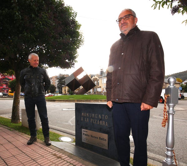 Ponferrada descubre una placa en la glorieta de la Pizarra en memoria de Pablo Voces.