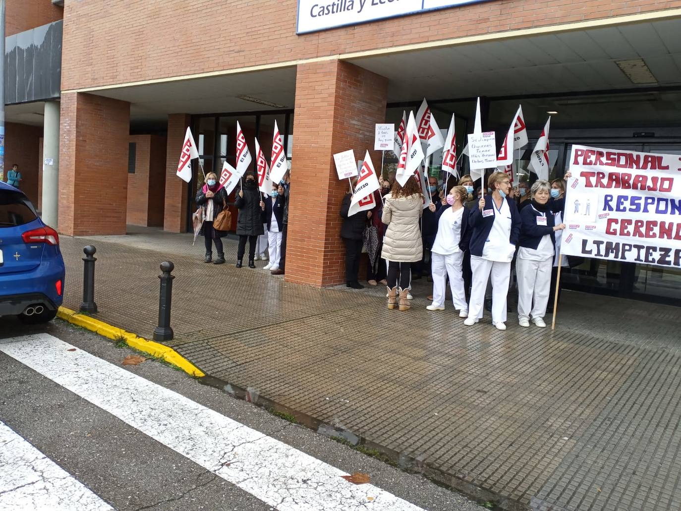 Protesta de las trabajadoras del servicio de limpieza del Hospital del Bierzo.