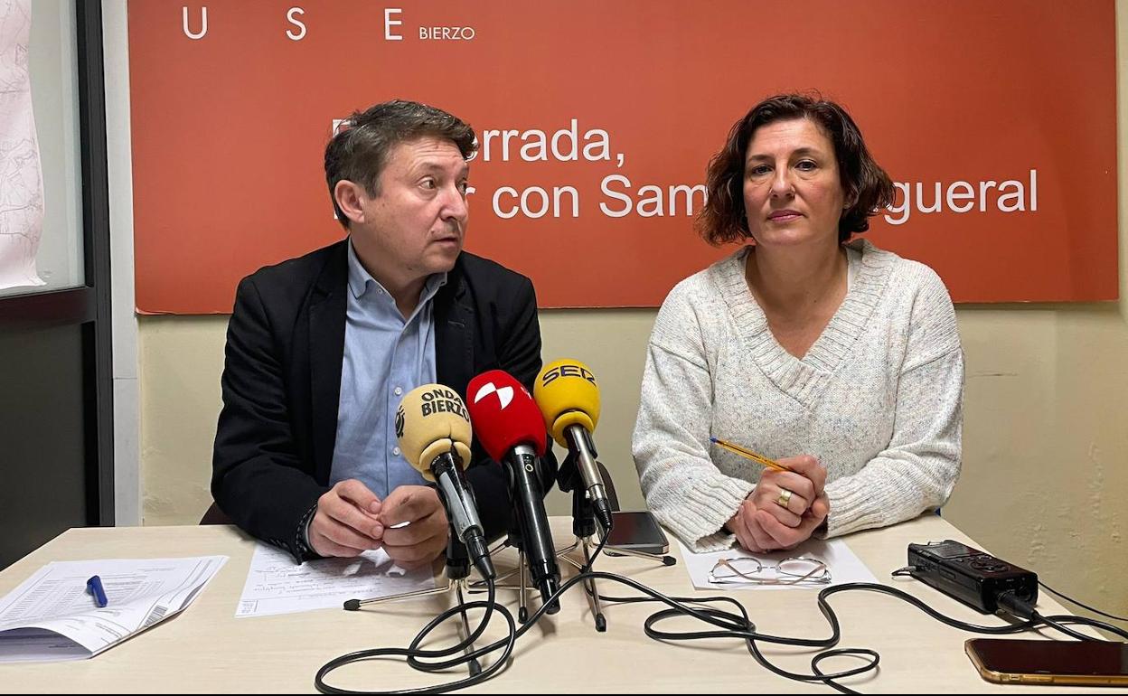 Los concejales de USE Bierzo, Samuel Folgueral y Cristina López, durante su comparecencia.