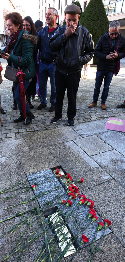 Acto de colocación de cinco nuevos 'adoquines de la memoria' en Ponferrada.