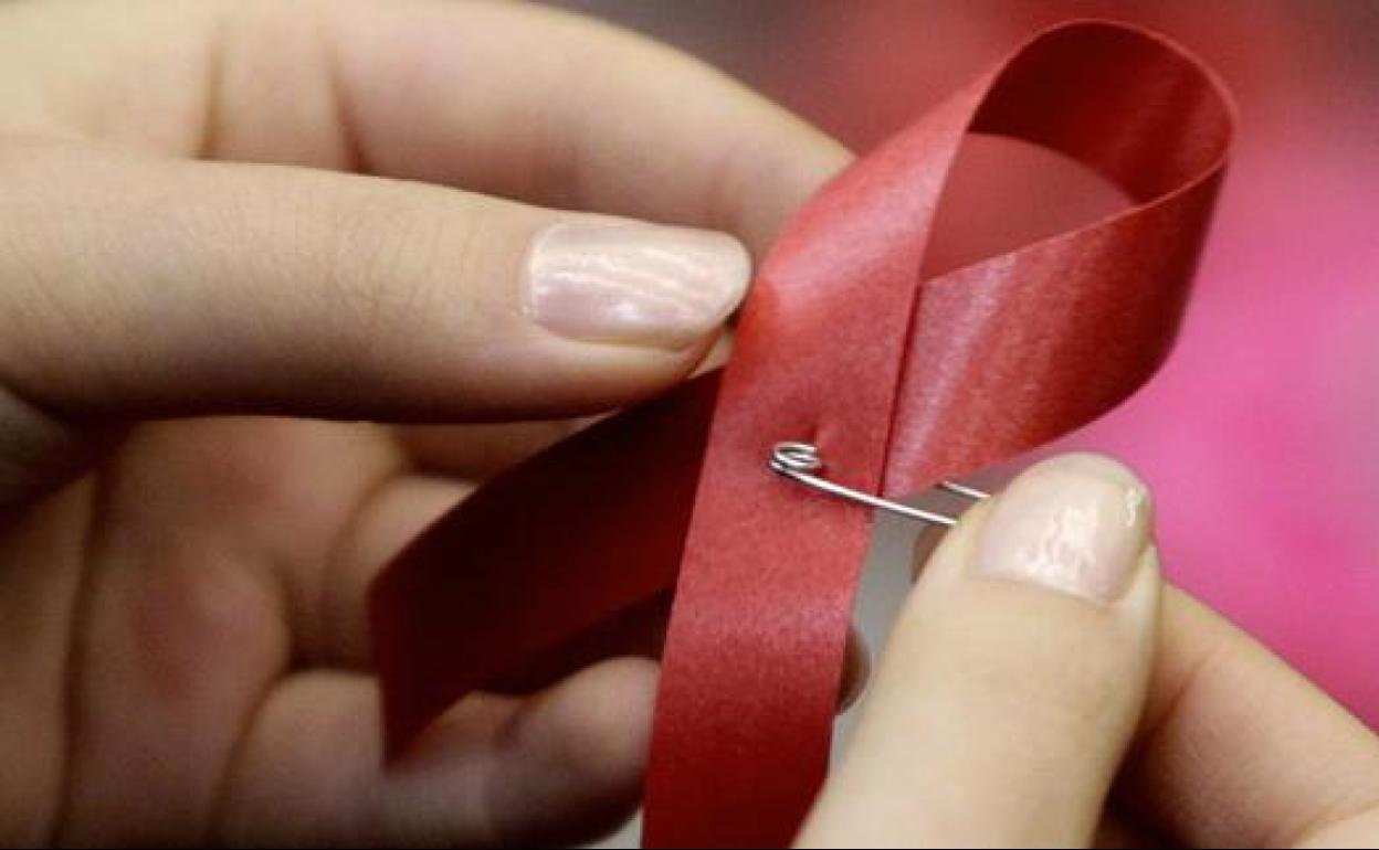 Lazo rojo que simboliza la lucha contra el VIH.