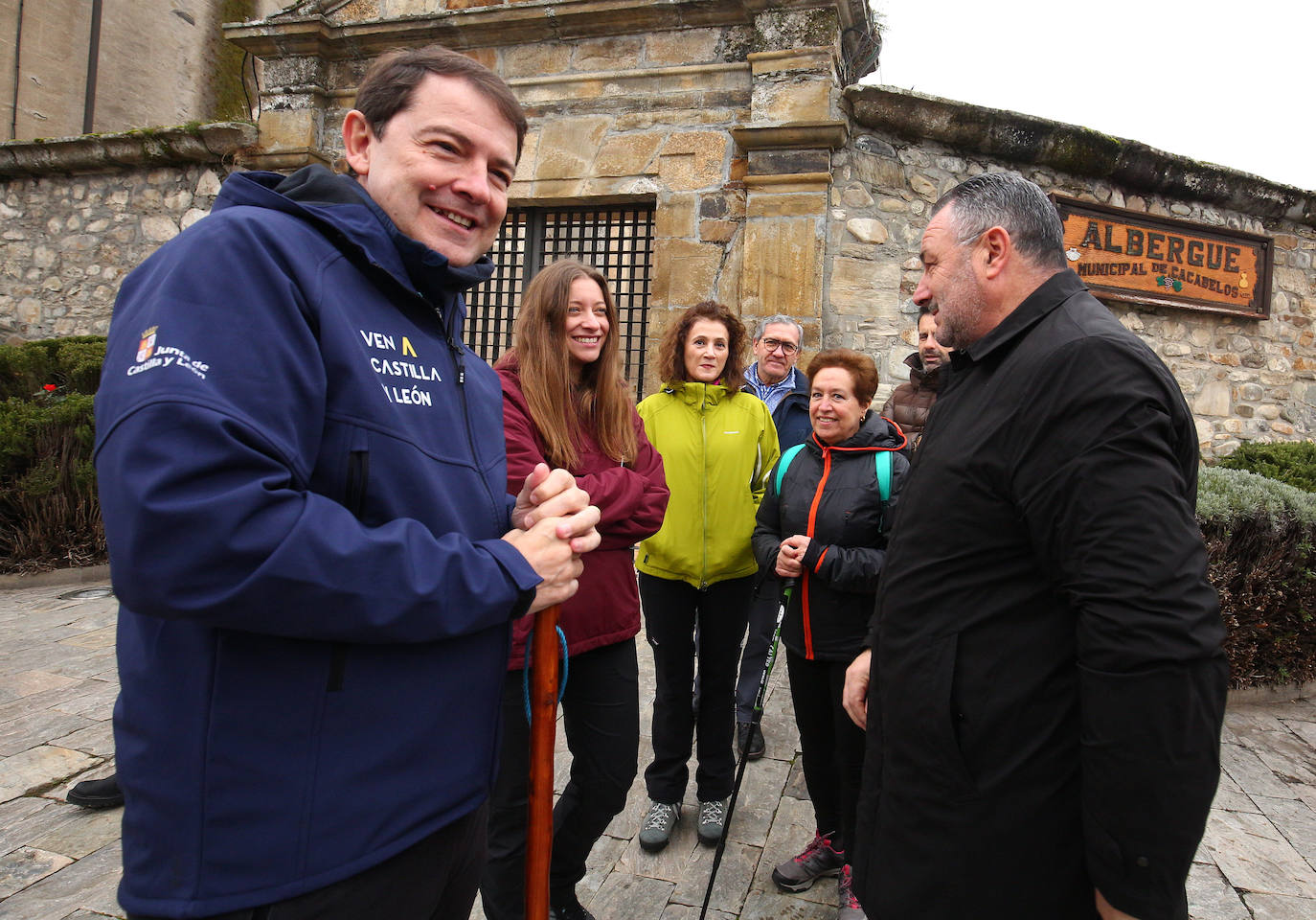 l presidente de la Junta de Castilla y León, Alfonso Fernández Mañueco, durante el comienzo de la etapa del tramo del Camino de Santiago entre Cacabelos y Villafranca del Bierzo 