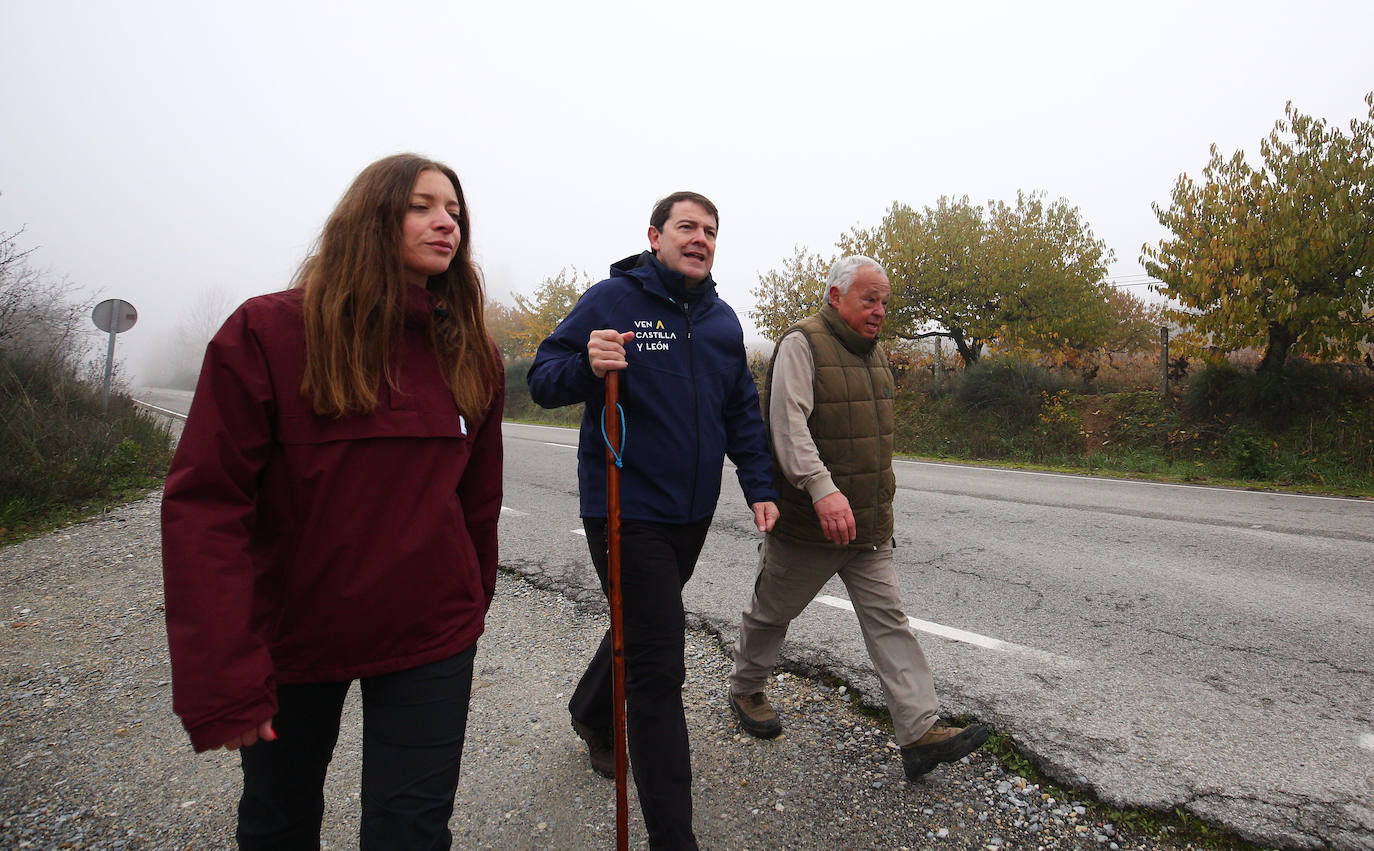l presidente de la Junta de Castilla y León, Alfonso Fernández Mañueco, durante el comienzo de la etapa del tramo del Camino de Santiago entre Cacabelos y Villafranca del Bierzo 