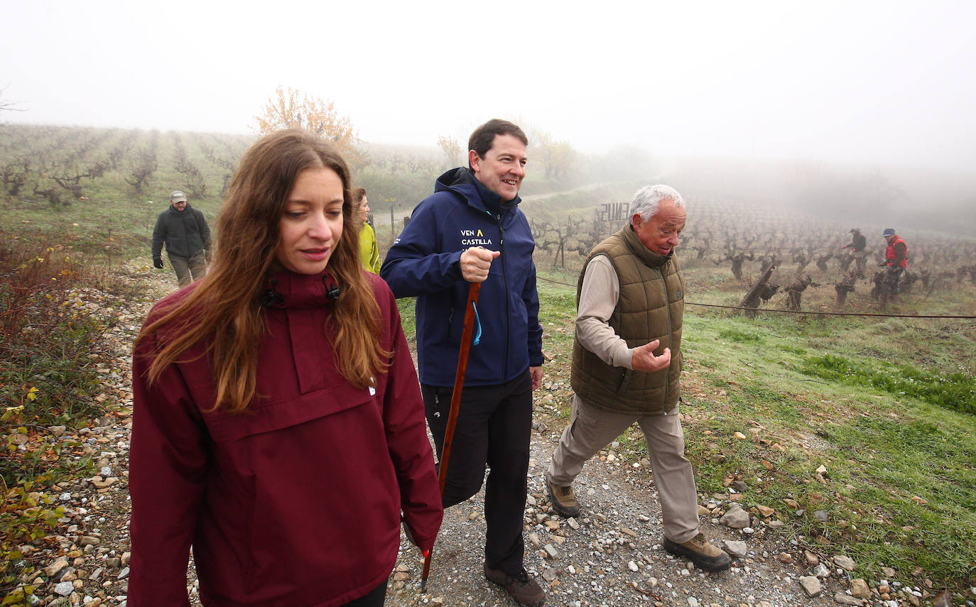 l presidente de la Junta de Castilla y León, Alfonso Fernández Mañueco, durante el comienzo de la etapa del tramo del Camino de Santiago entre Cacabelos y Villafranca del Bierzo 